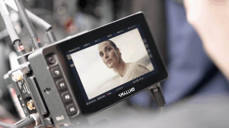 Camille Lou visible depuis un écran de retour sur le tournage